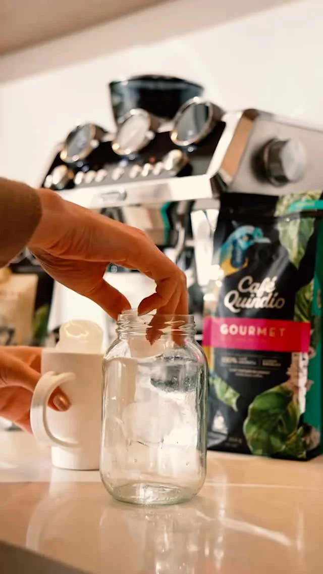 ☕✨ For true coffee lovers, this one’s irresistible!

Our Sweet Encanto combo brings together the best of both worlds — a fragrant, full-bodied coffee paired with soft, luscious caramels infused with real Colombian coffee.

It’s a moment to savor, where tradition and sweetness meet in every sip and bite. 💛

👉 Find it now at www.encantocafestore.com

#EncantoCafé #SweetEncanto #ColombianCoffee #CoffeeLovers #SpecialtyCoffee